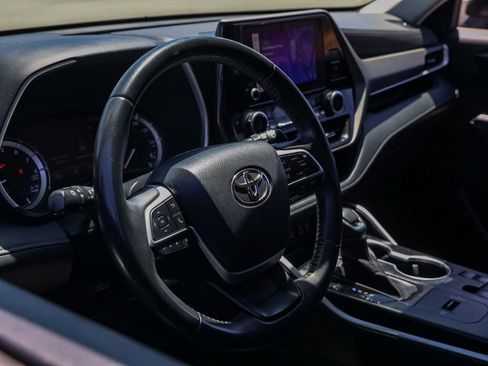 Used 2023 Toyota Highlander XLE FWD image 14
