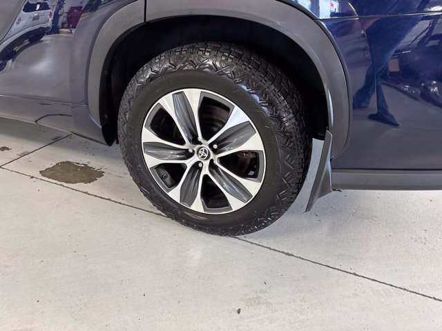 Used 2022 Toyota Highlander XLE AWD/4WD image 11