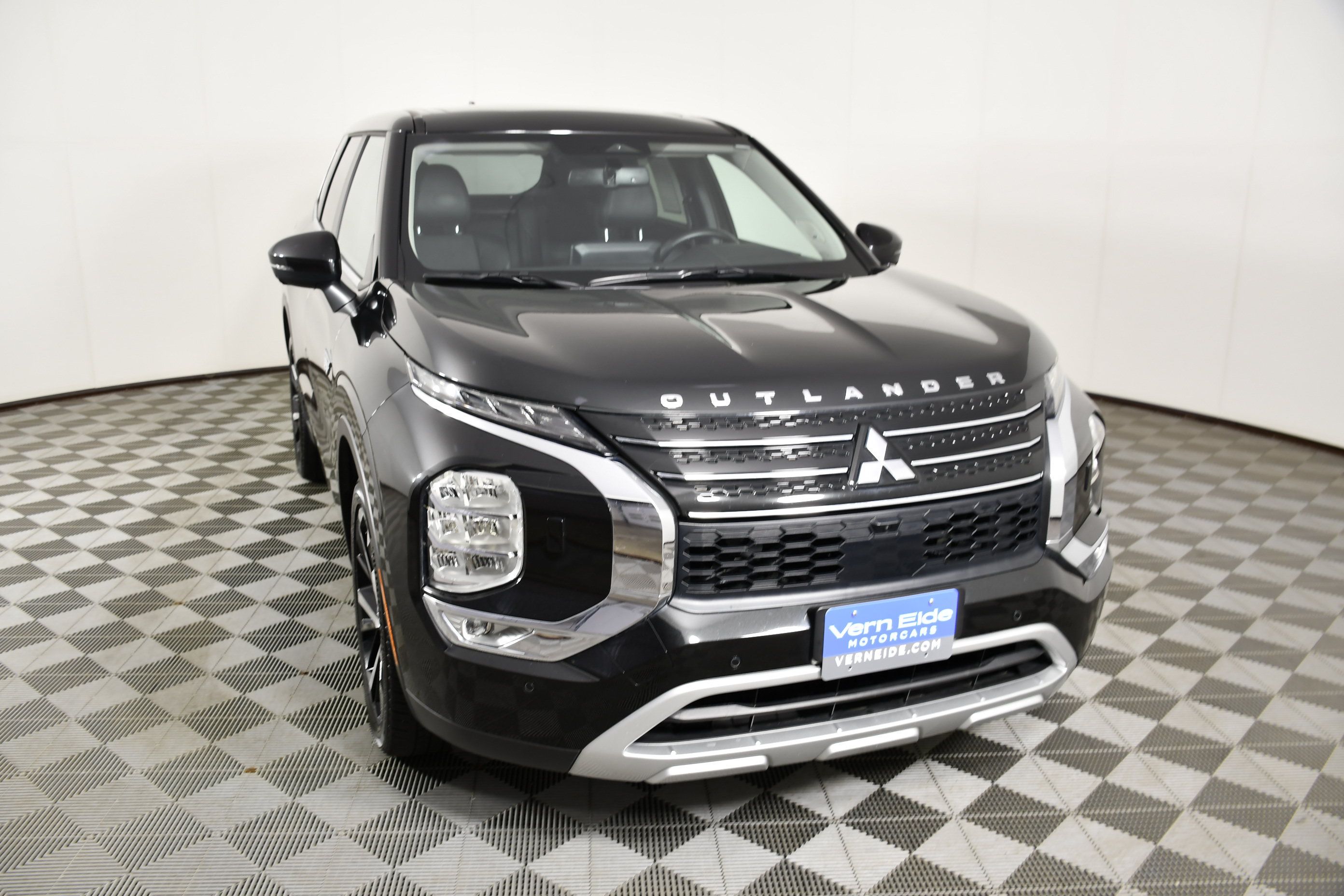 Used 2025 Mitsubishi Outlander SE AWD/4WD image 3