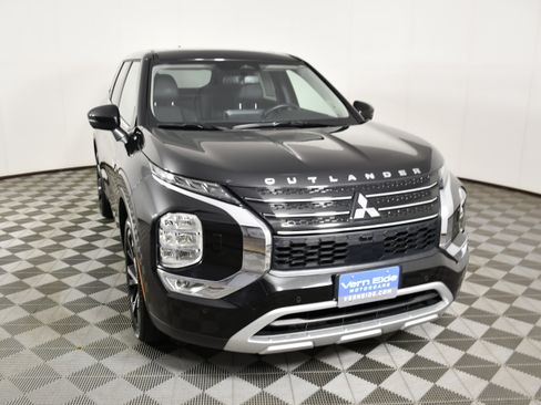 Used 2025 Mitsubishi Outlander SE AWD/4WD image 3