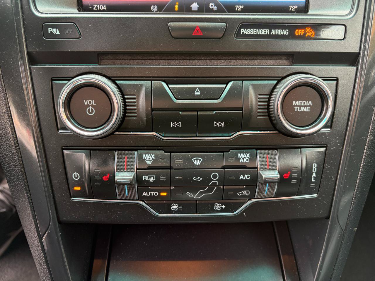 Used 2016 Ford Explorer XLT w/ Equipment Group 202A AWD/4WD image 24