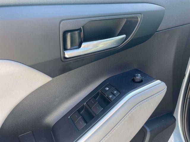 Used 2020 Toyota Highlander XLE AWD/4WD image 19