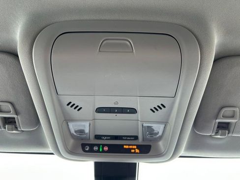 Used 2023 GMC Terrain SLT image 28