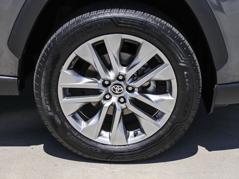 Used 2022 Toyota RAV4 XLE Premium FWD image 9