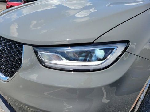 Used 2023 Chrysler Pacifica Touring-L FWD image 16