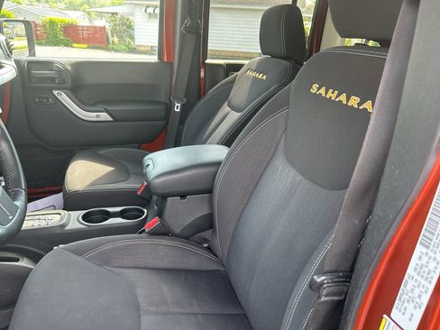 Used 2014 Jeep Wrangler Unlimited Sahara w/ Connectivity Group AWD/4WD image 3