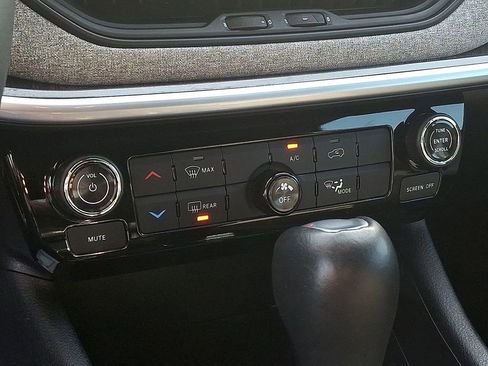 Used 2024 Jeep Compass Latitude image 15