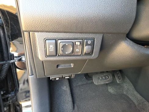 Used 2011 Nissan Versa SL w/ Premium Pkg image 14