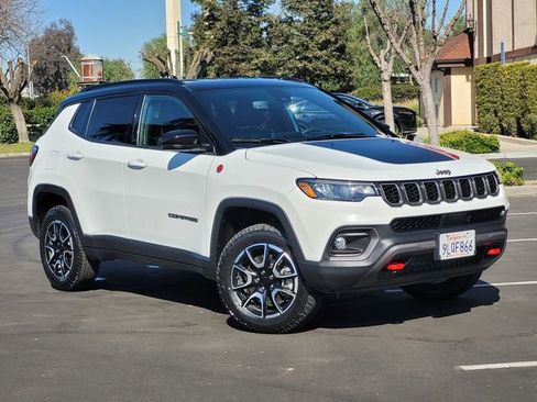 Used 2024 Jeep Compass Trailhawk image 2