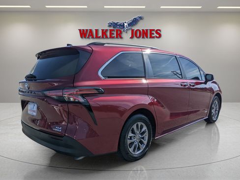 Used 2021 Toyota Sienna XLE w/ XLE Plus Package image 3