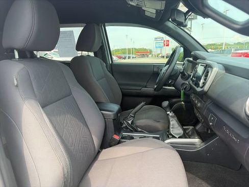 Used 2019 Toyota Tacoma TRD Off-Road AWD/4WD image 12