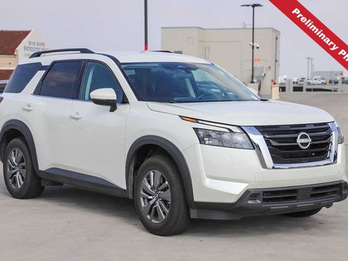 Used 2024 Nissan Pathfinder SV FWD image 3