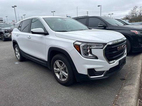 Used 2024 GMC Terrain SLE image 3