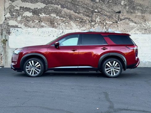 Used 2022 Nissan Pathfinder Platinum w/ Cargo Package FWD image 7