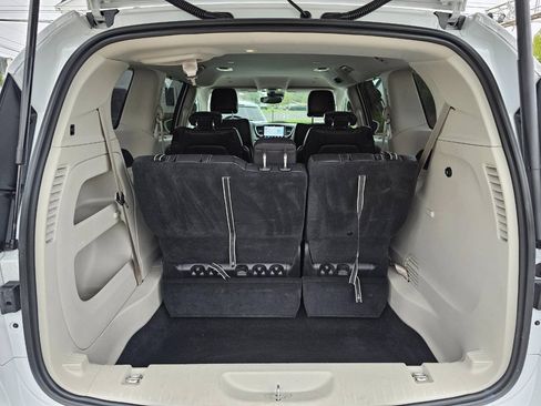 Used 2022 Chrysler Pacifica Touring-L AWD/4WD image 7