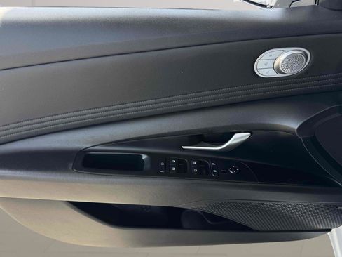 Used 2023 Hyundai Elantra Limited FWD image 9