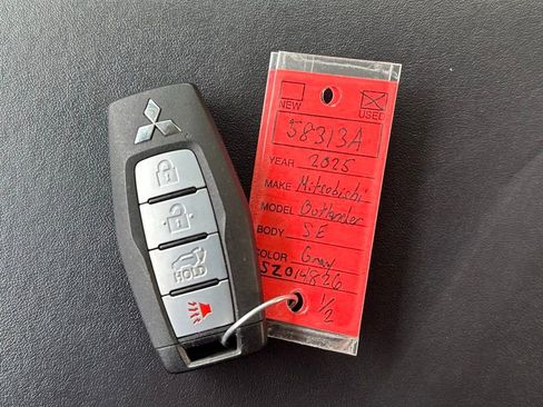 Used 2025 Mitsubishi Outlander SE image 36