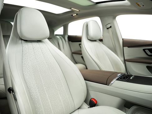 Used 2022 Mercedes-Benz EQS 580 4MATIC Sedan image 36