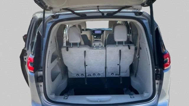 Used 2021 Chrysler Pacifica Touring-L FWD image 9