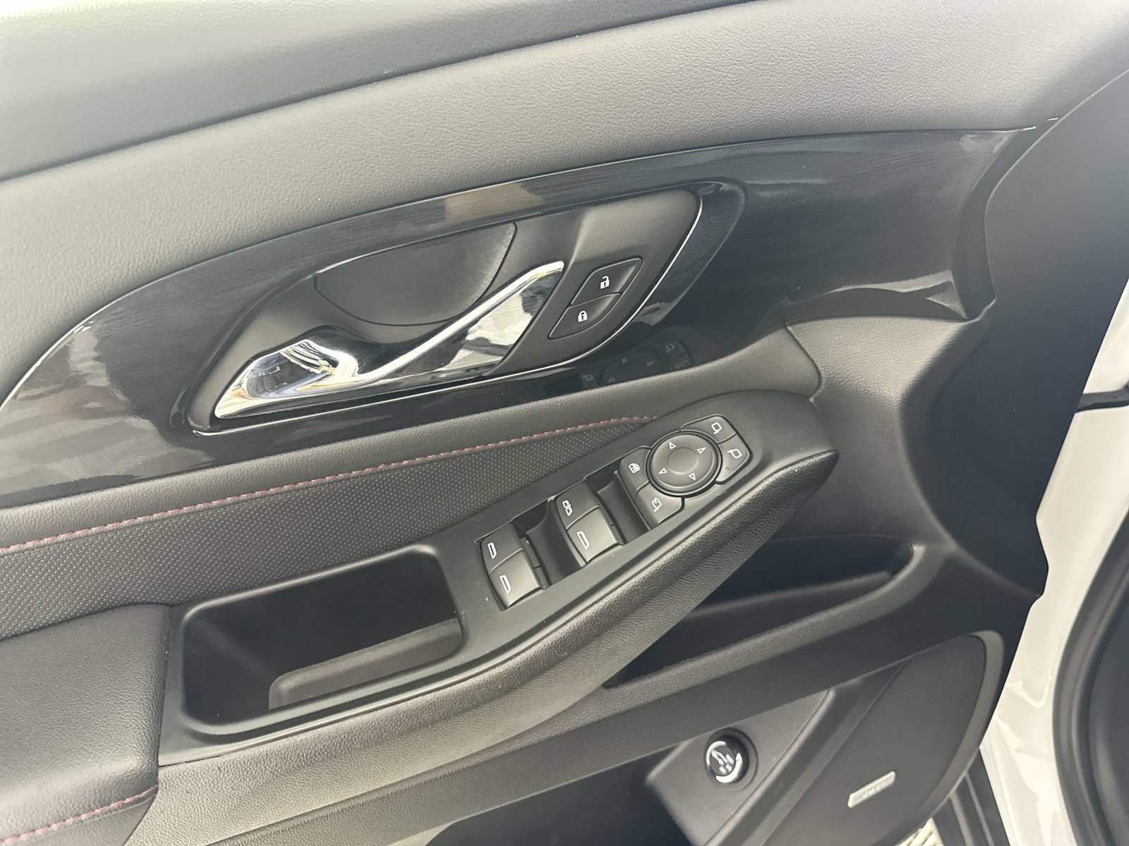 Used 2023 Chevrolet Traverse RS FWD image 13