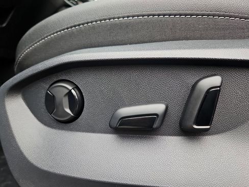 New 2026 Volkswagen Taos SE image 19