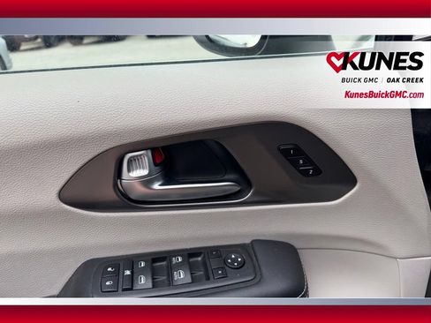 Used 2023 Chrysler Pacifica Touring-L FWD image 12