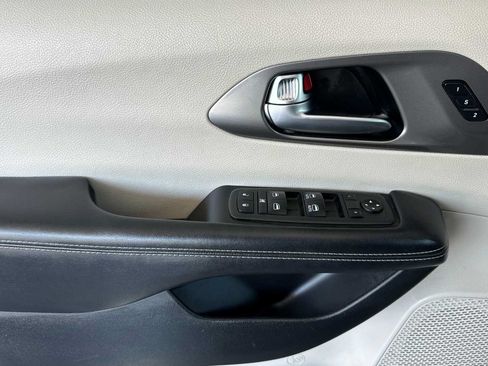 Used 2022 Chrysler Pacifica Touring-L FWD image 8
