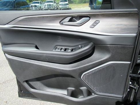 New 2026 Jeep Grand Cherokee Limited w/ Luxury Tech Group II RWD image 18