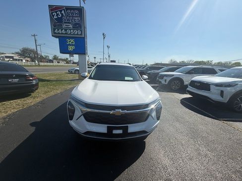 Used 2025 Chevrolet Trax LT w/ Sunroof Package image 9