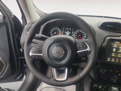 Used 2023 Jeep Renegade Latitude image 12