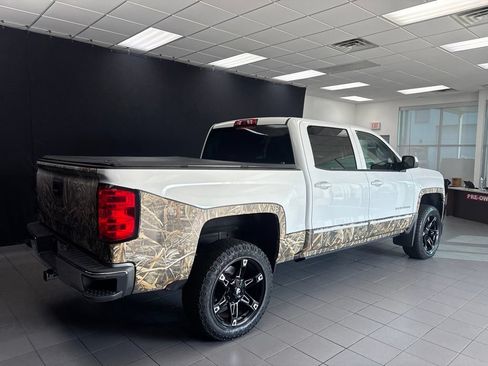 Used 2018 Chevrolet Silverado 1500 LT w/ LT Eassist Package AWD/4WD image 3