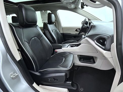 Used 2024 Chrysler Pacifica Limited image 15