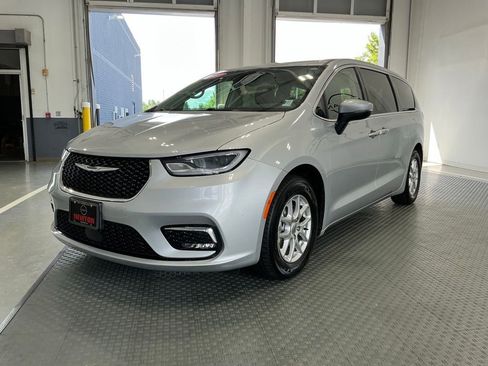 Used 2023 Chrysler Pacifica Touring-L FWD image 2