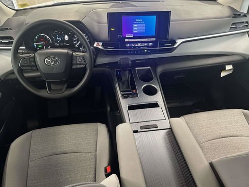 Used 2026 Toyota Sienna LE FWD image 13