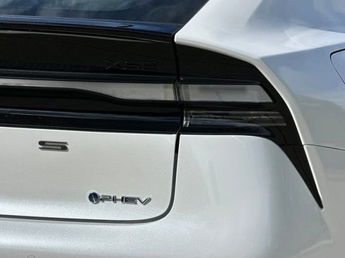 New 2026 Toyota Prius Plug-In Hybrid FWD image 30