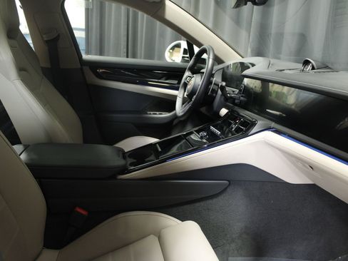 Used 2025 Porsche Panamera 4 image 33