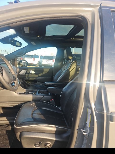 Used 2025 Chrysler Pacifica Limited FWD image 7