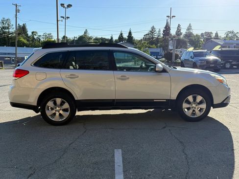 Used 2011 Subaru Outback 2.5i Limited AWD/4WD image 8