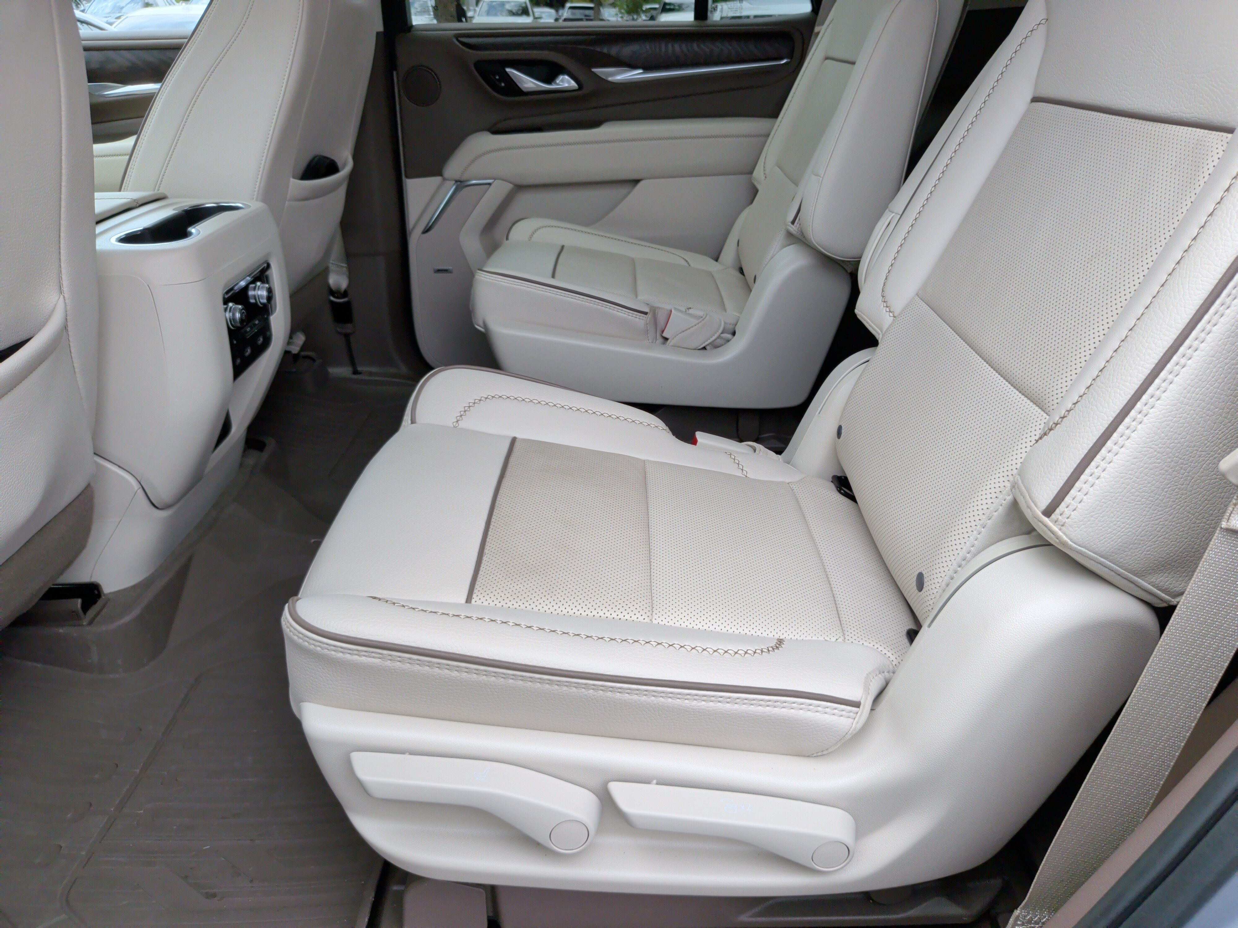 Used 2024 GMC Yukon Denali AWD/4WD image 37