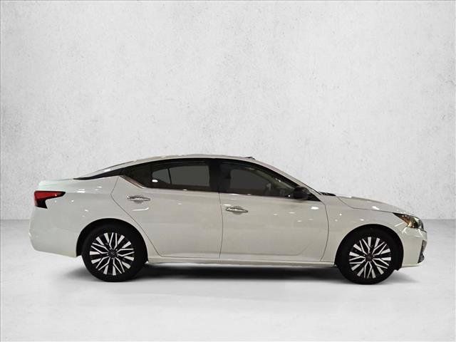 Used 2025 Nissan Altima 2.5 SV FWD image 4