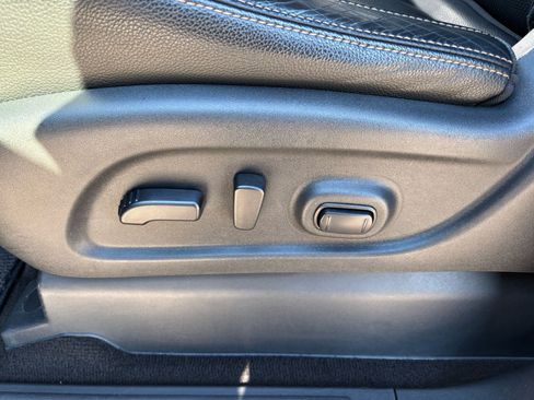 Used 2018 Nissan Titan SL image 15