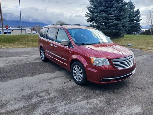 Used 2014 Chrysler Town & Country Touring-L image 3
