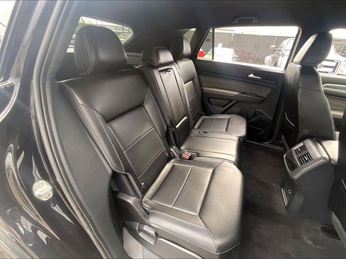 Used 2022 Volkswagen Atlas Cross Sport SE image 31