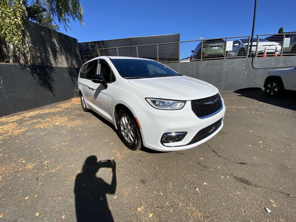 Used 2025 Chrysler Pacifica Select FWD image 8