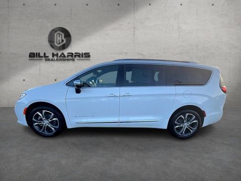 New 2026 Chrysler Pacifica Pinnacle w/ Trailer Tow Group AWD/4WD image 11