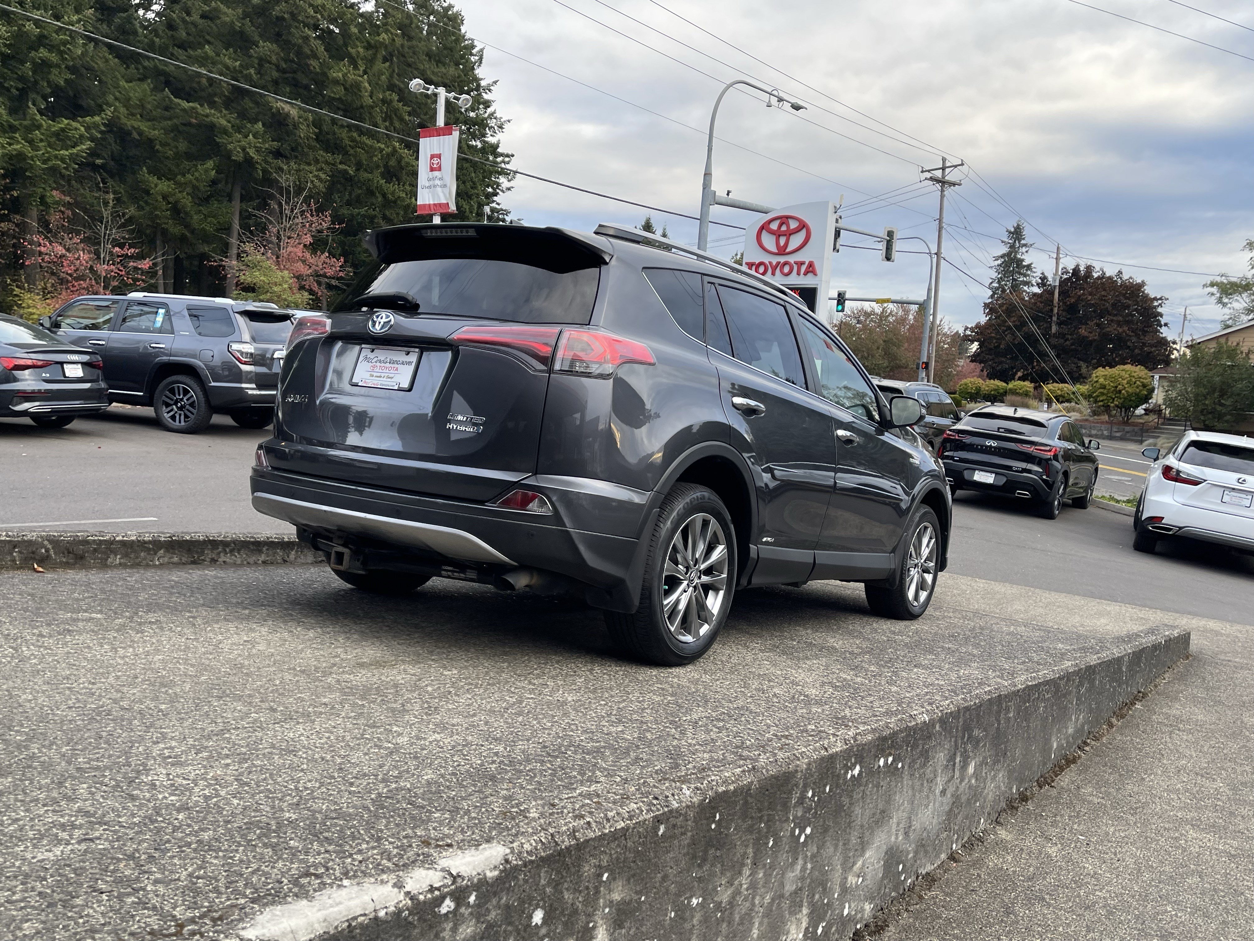 Used 2017 Toyota RAV4 Limited w/ Advanced Technology Package AWD/4WD image 8