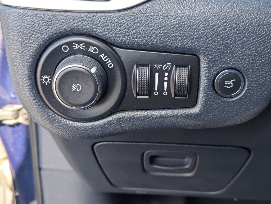 Used 2014 Jeep Cherokee Limited w/ Technology Group FWD image 22