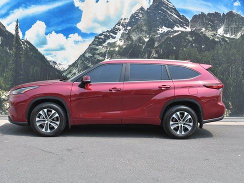 Used 2023 Toyota Highlander XLE AWD/4WD image 7