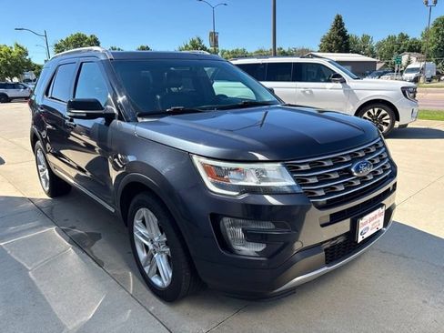 Used 2017 Ford Explorer XLT w/ Equipment Group 202A AWD/4WD image 4
