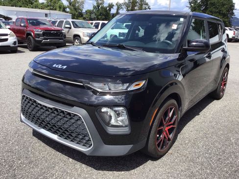 Used 2022 Kia Soul LX FWD image 2